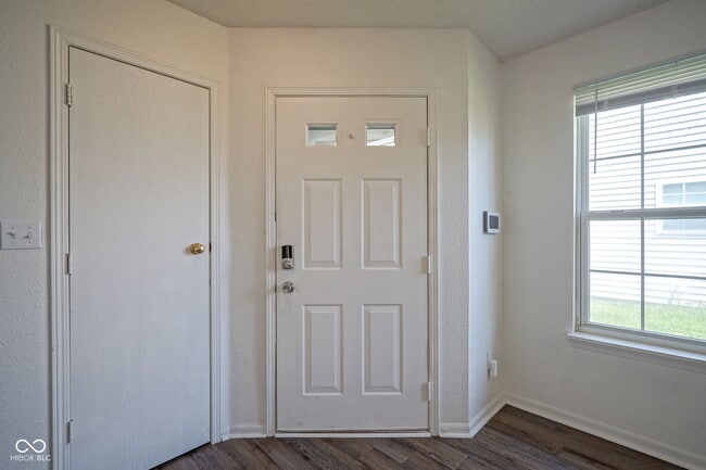Building Photo - 1723 Farm Meadow Dr