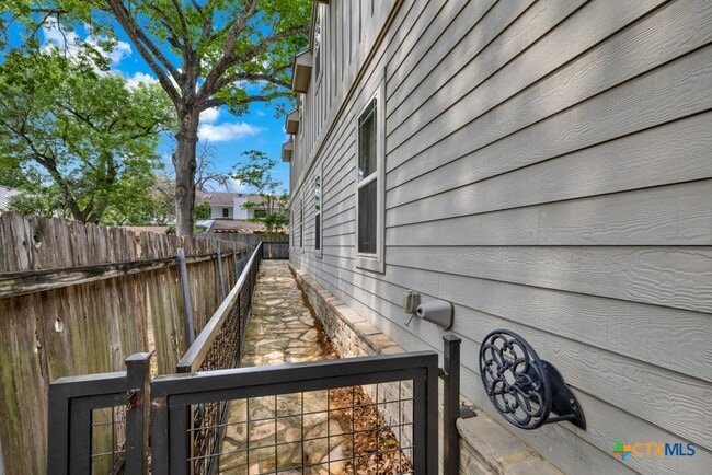 Building Photo - 1091 Mulberry Ave