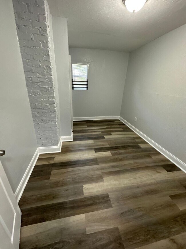 Building Photo - Fully Renovated 3/1 Single Family House Av...