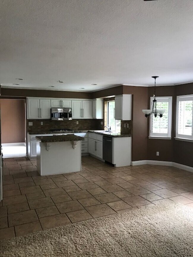 Building Photo - Lovely 4 bed 3+ bath