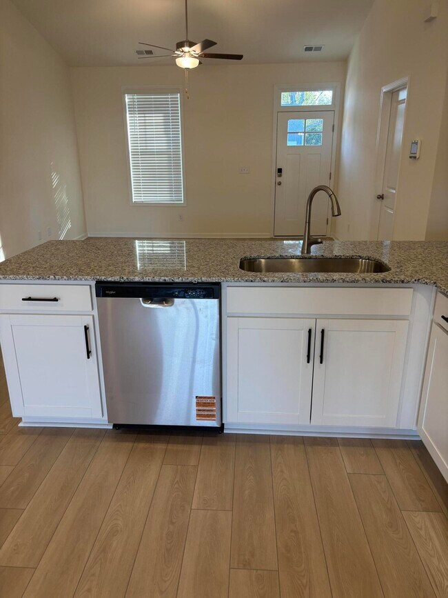 Building Photo - 370 Acorn St