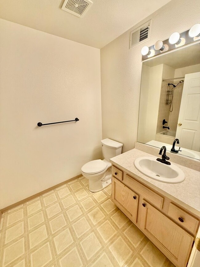 Building Photo - Cozy Two Bed/Two Bath Condo in Convenient Area of Fort Collins!