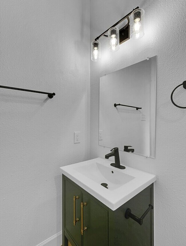 Building Photo - Newly Remodeled 4BD 2BA Home in Waco