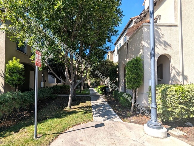 Building Photo - Beautiful San Moritz Townhome - Available ...