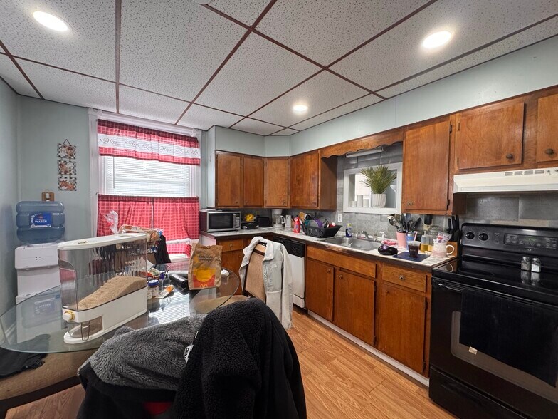 Building Photo - 2385 Main St