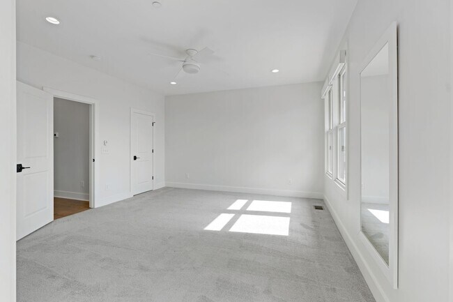 Building Photo - 206 S 10th St
