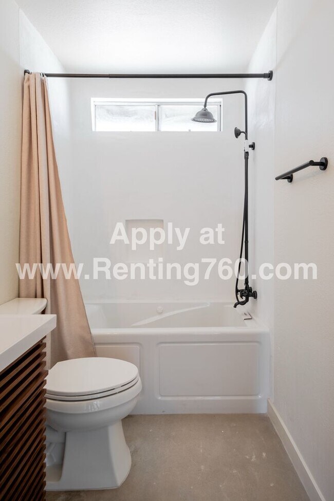 Building Photo - Modern Comfort in Scenic Landers