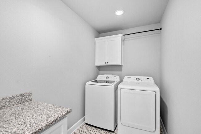 Building Photo - Spacious 4-Bedroom Home with Open Layout, ...
