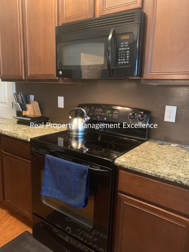Building Photo - Beautiful 3 Bedroom Townhome in Raleigh ne...