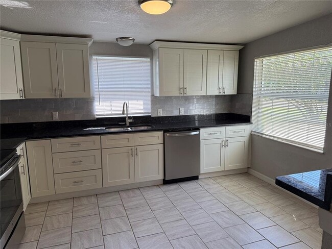 Building Photo - 5208 Hill Dr