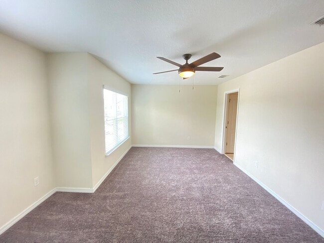 Building Photo - Beauiful Townhome in Tuscany Place. This is an end unit.  Brand new carpet. Ready to move in!