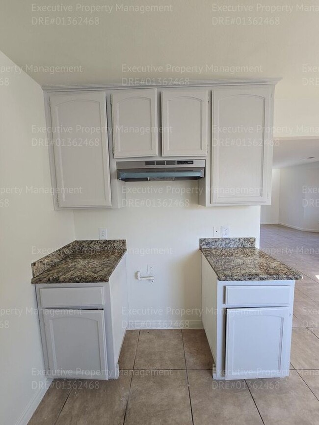 Building Photo - 3 bedroom/ 2 bathroom home
