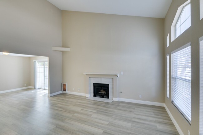 Building Photo - Charming 2-bedroom townhome in Green Valley!