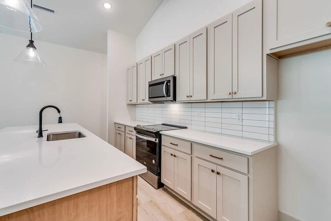 Building Photo - Beautiful and Modern 2 Bedroom