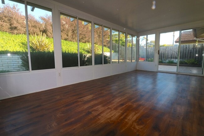 Building Photo - 3/2 house in North Clairemont! 2 car garag...