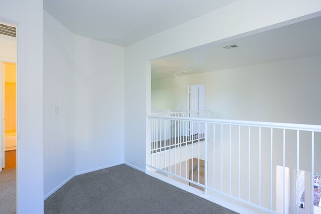 Building Photo - Stunning 3 Bed / 2.5 Bath Home w/ Loft, Two-Story Atrium & Remodeled Kitchen