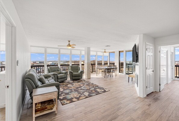 Building Photo - 15002 Windward Dr