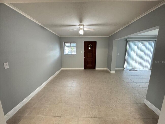 Building Photo - 427 Country Club Dr