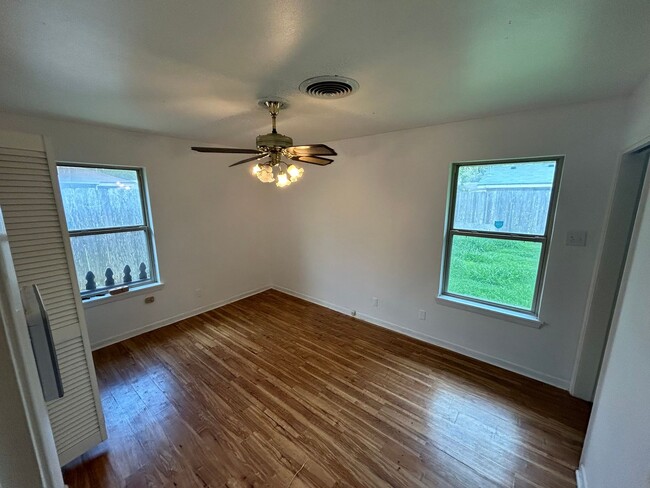 Building Photo - 3 Bedroom 2 Bath House in Corpus Christi! ...