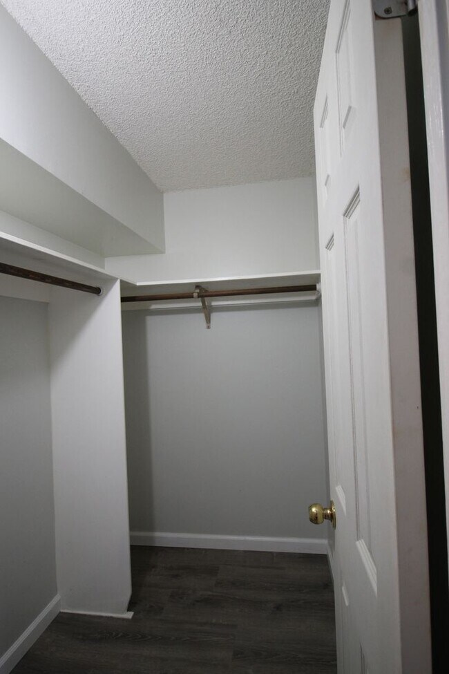 Building Photo - Beautifully upgraded 1 bedroom end unit!