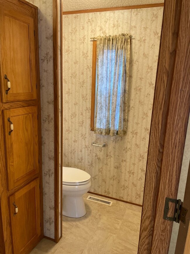 Building Photo - Wonderful 3 Bed 2 Bath In-Town