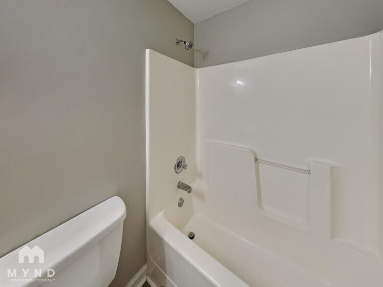 Building Photo - 305 Carter Ave