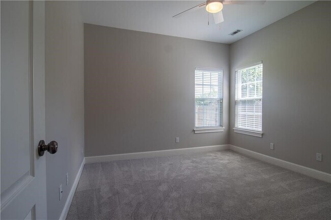 Building Photo - 5607 S 43rd St