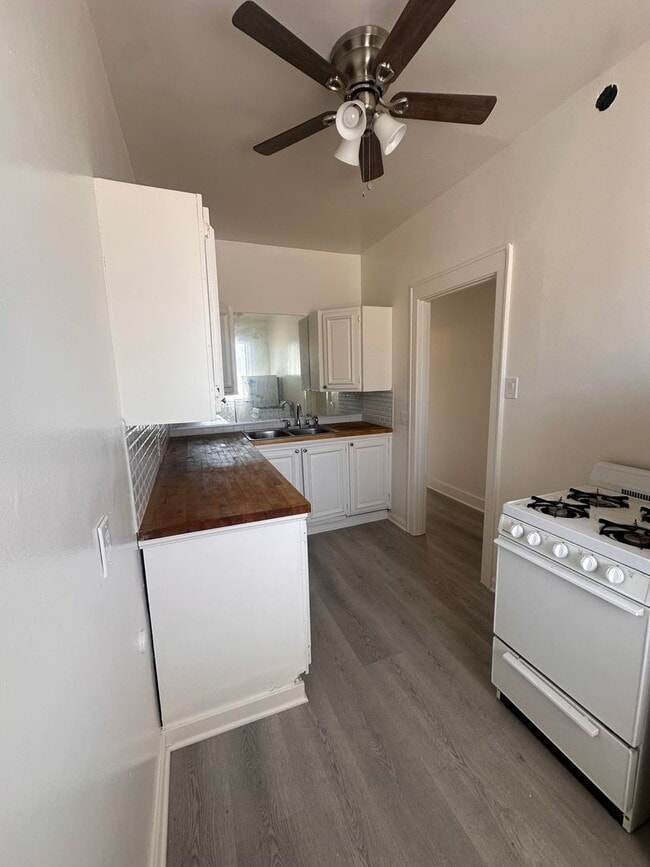 Building Photo - Bright & Spacious 1 Bed / 1 Bath in the He...