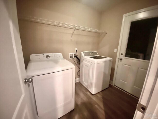 Building Photo - 8431 Ferlon Ave