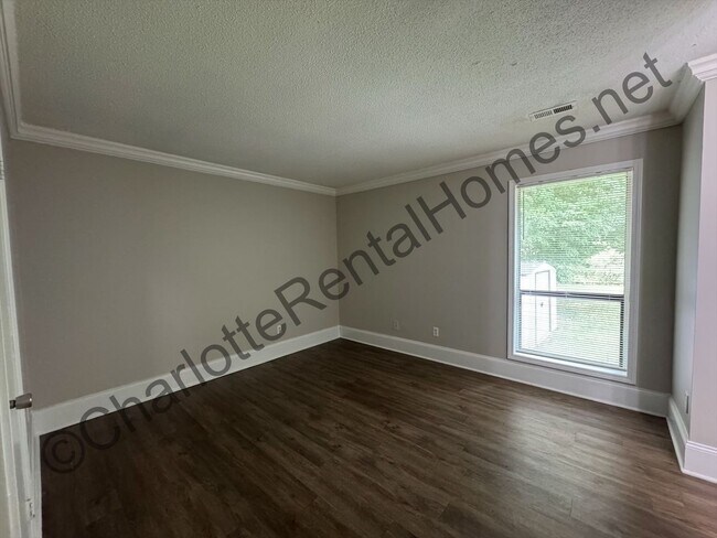 Building Photo - Nice 3 bedroom 2 bath home in Mint Hill!