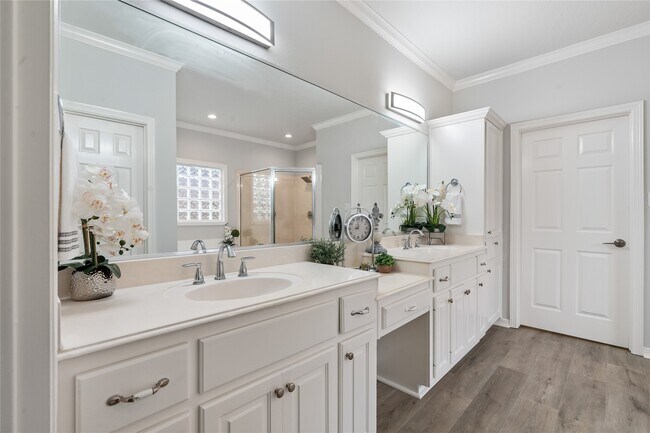 Building Photo - 25818 Overlake Dr