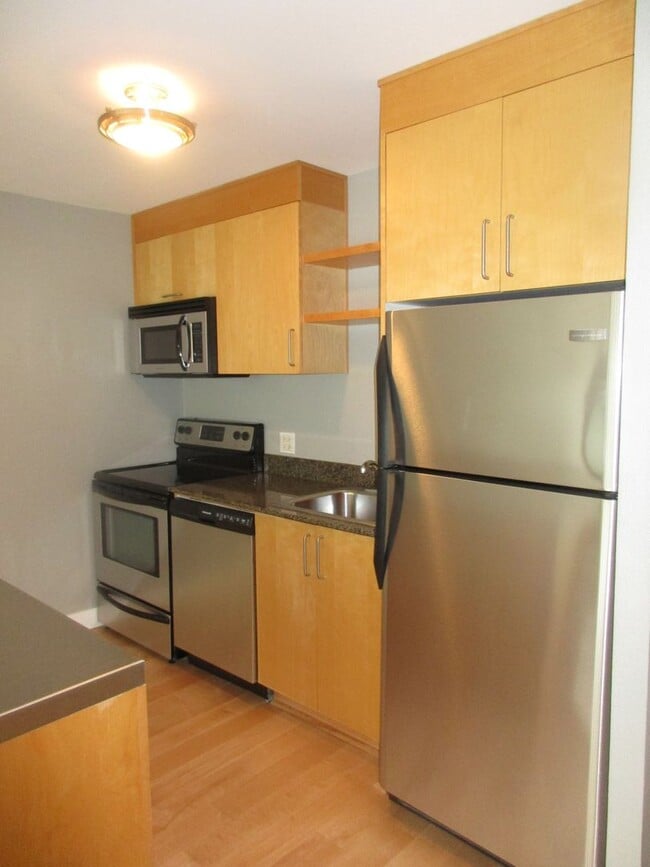 Building Photo - Harrison East Condos - 1 bed/1 bath w/balcony/storage/free laundry/pool (DOWNTOWN/PSU/OHSU)
