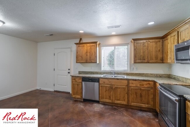 Building Photo - Charming 3 Bedroom Townhome with INTERNET INCLUDED & Dog-Friendly!