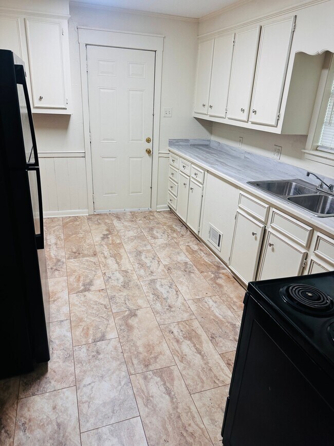 Building Photo - 3145 Woodview Dr