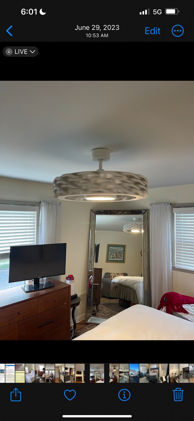Master bedroom - 122 Sterling Ave