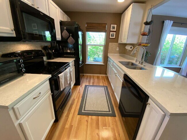 Building Photo - Quiet 3-Bed, 1.5-Bath Home with Large Encl...