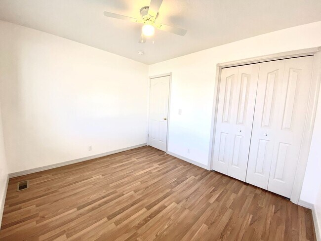 Building Photo - 3 Bed 2 Bath Single Level Home with 3 Car ...
