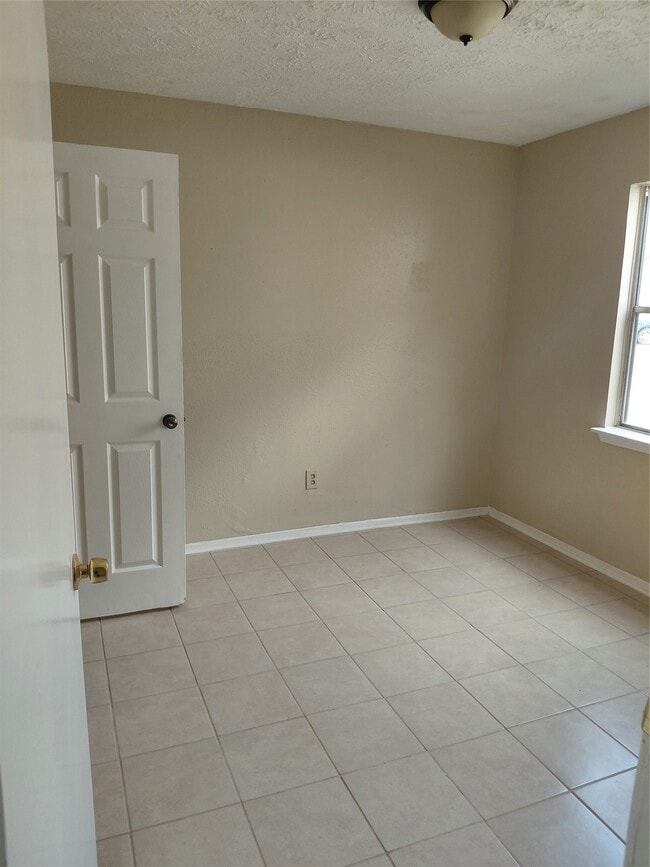 Building Photo - 16511 Parkridge Ct