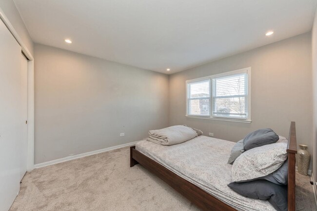 Building Photo - 856 E Capri Dr