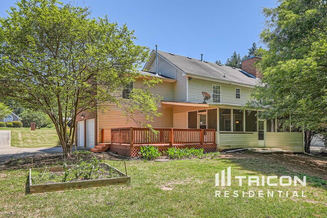 Building Photo - 713 Forestglen Dr
