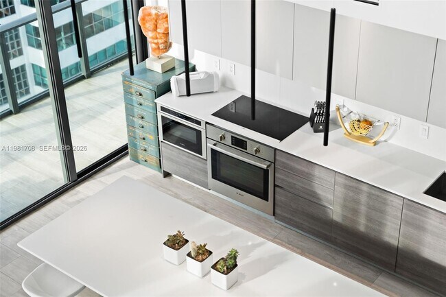 Building Photo - 121 NE 34th St