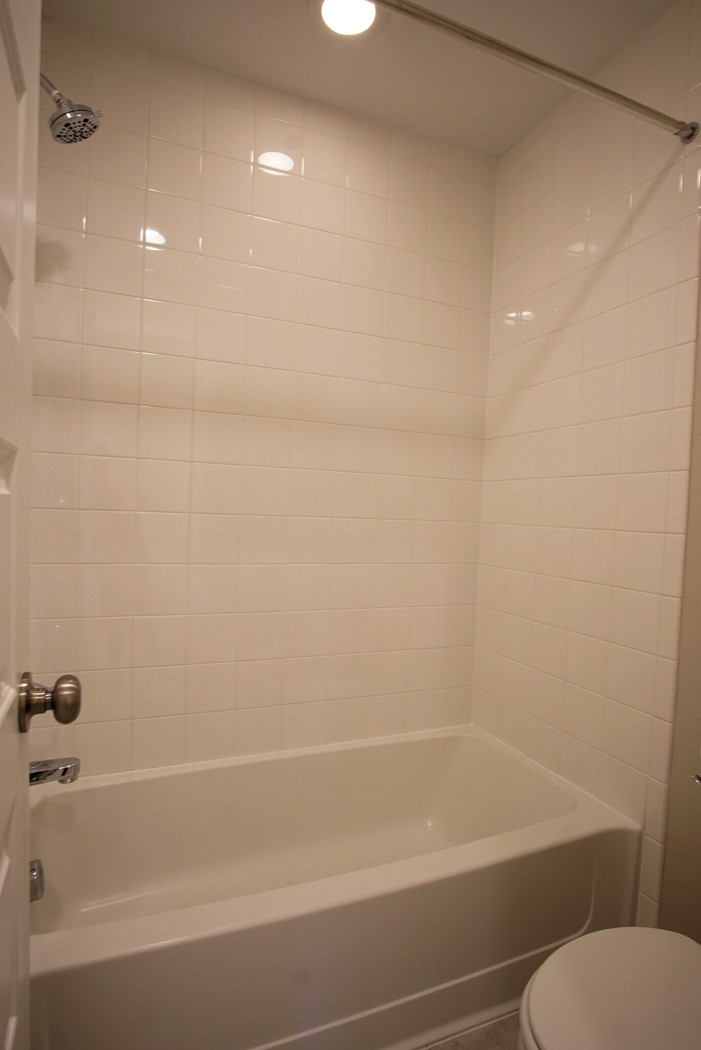 Tiled tub and shower. - 2541 Moline St