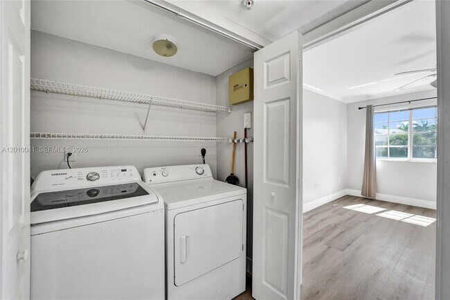 Building Photo - 631 SW 111th Ln