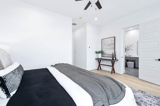 Building Photo - 3805 Coyle St