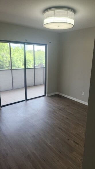 Building Photo - 3025 Walnut Bend Ln