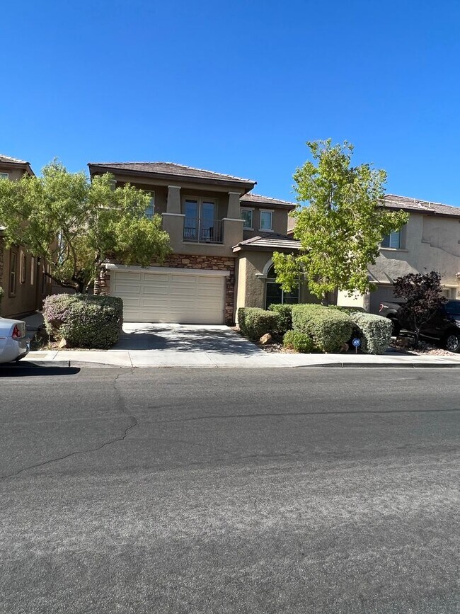 Building Photo - ABSOLUTELY AMAZING! Large 4 bedroom 2 stor...