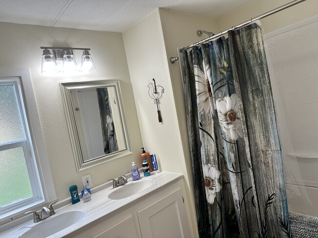 Building Photo - 712 SE Railroad Ave