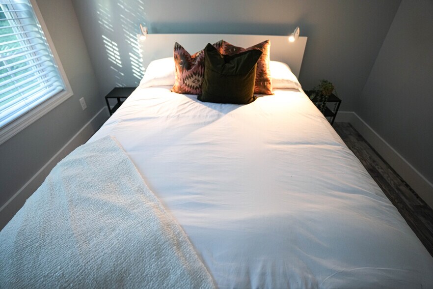 Building Photo - 1027 W 5th St