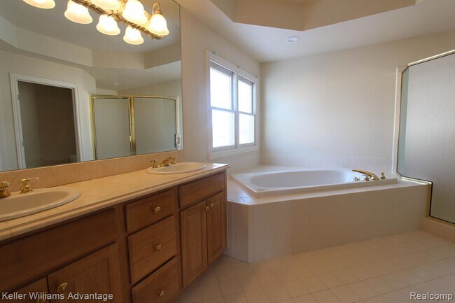 Building Photo - 18547 Clairmont Cir E