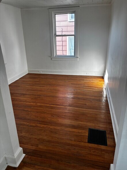 Building Photo - 636 Russell Ave